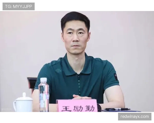 王励勤退役后这身材管理也太狠了，饭局上别人喝酒他啃鸡胸肉？